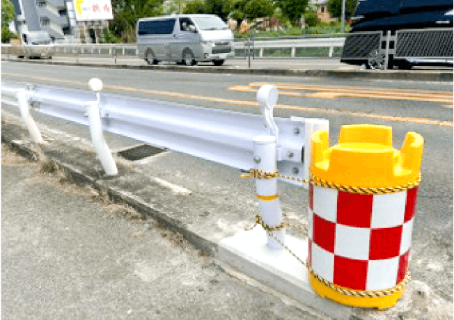 ガードレール及び擁壁